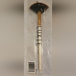 LUXIE 560 Medium Fan Brush